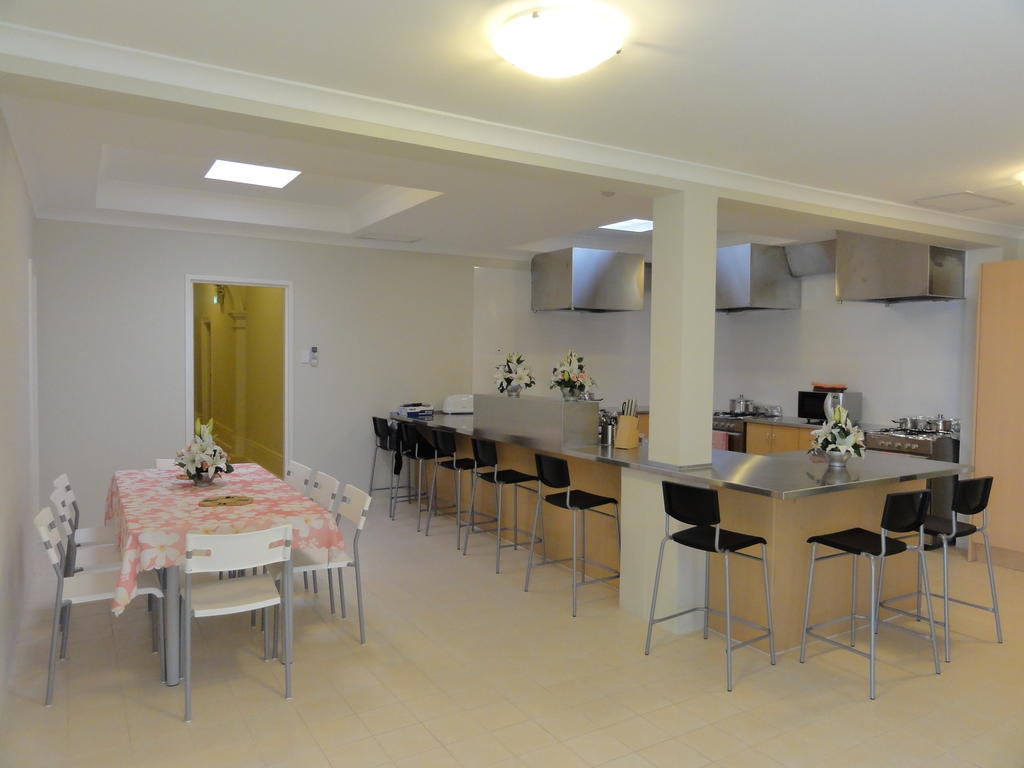 Хостел Perth 178 Backpackers Экстерьер фото